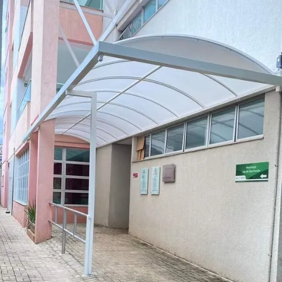 Cobertura de Lona em Mauá SP Cobertura de Lona em Mauá SP — Cobertura em pátio de comércio com mesas externas