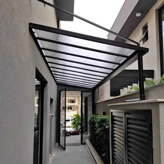 Cobertura de Policarbonato Alveolar em Mauá SP Cobertura de Policarbonato Alveolar em Mauá SP — Cobertura em quintal residencial coberto