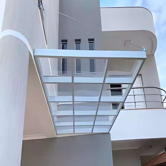 Cobertura de Policarbonato Compacto em Mauá SP Cobertura de Policarbonato Compacto em Mauá SP — Cobertura em pátio de comércio com mesas externas