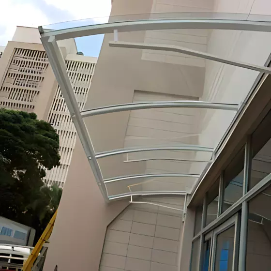 Cobertura de Policarbonato Compacto em Mauá SP Cobertura de Policarbonato Compacto em Mauá SP — Cobertura com calha lateral para escoamento