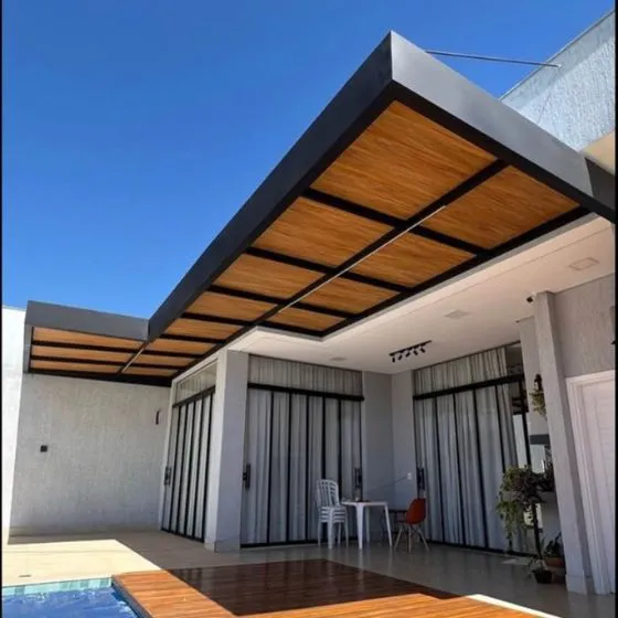 Cobertura de Telha Forro Amadeirado em Mauá SP Cobertura de Telha Forro Amadeirado em Mauá SP — Cobertura com calha lateral para escoamento