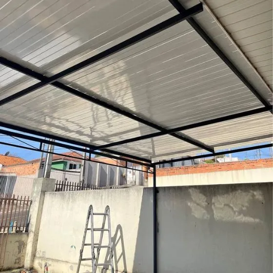 Cobertura de Telha Metálica Forro em Mauá SP — Cobertura em pátio de comércio com mesas externas