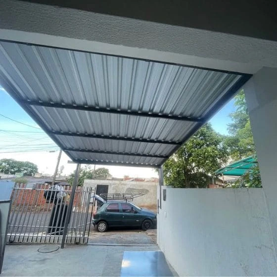 Cobertura de Telha Metálica Simples em Mauá SP Cobertura de Telha Metálica Simples em Mauá SP — Cobertura em quintal residencial coberto