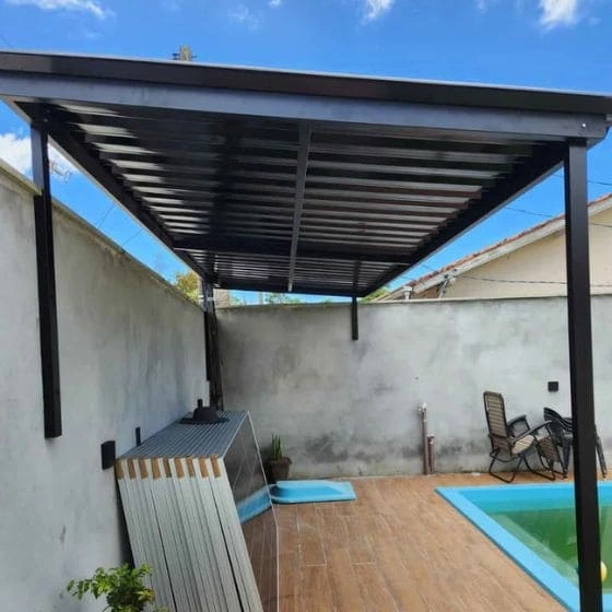 Cobertura de Telha Metálica Simples em Mauá SP Cobertura de Telha Metálica Simples em Mauá SP — Instalação em estacionamento