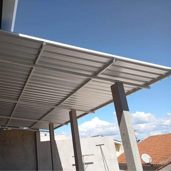 Cobertura de Telha Metálica Simples em Mauá SP Cobertura de Telha Metálica Simples em Mauá SP — Instalação em fachada comercial