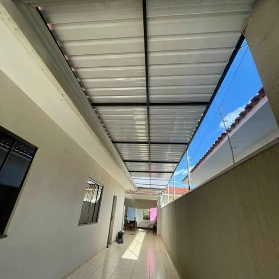 Cobertura de Telha Sanduíche em Mauá SP Cobertura de Telha Sanduíche em Mauá SP — Instalação em garagem residencial