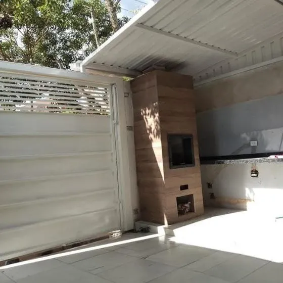 Cobertura de Telha Sanduíche em Mauá SP Cobertura de Telha Sanduíche em Mauá SP — Instalação em área gourmet com churrasqueira