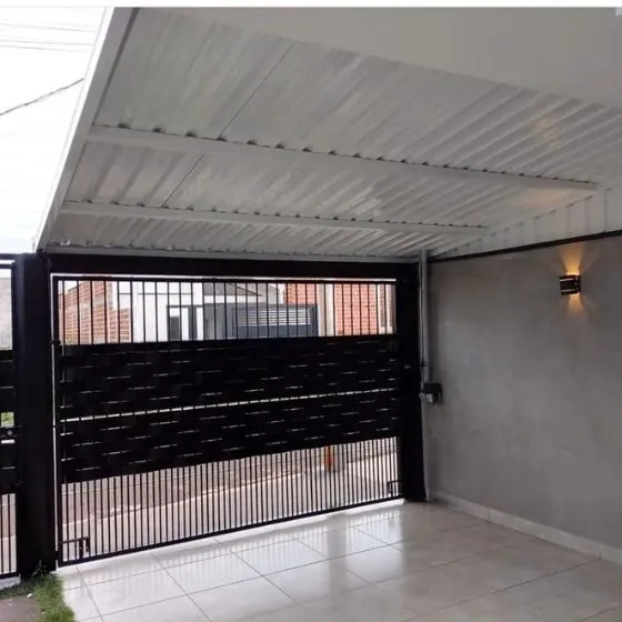 Cobertura de Telha Sanduíche em Mauá SP Cobertura de Telha Sanduíche em Mauá SP — Cobertura em quintal residencial coberto