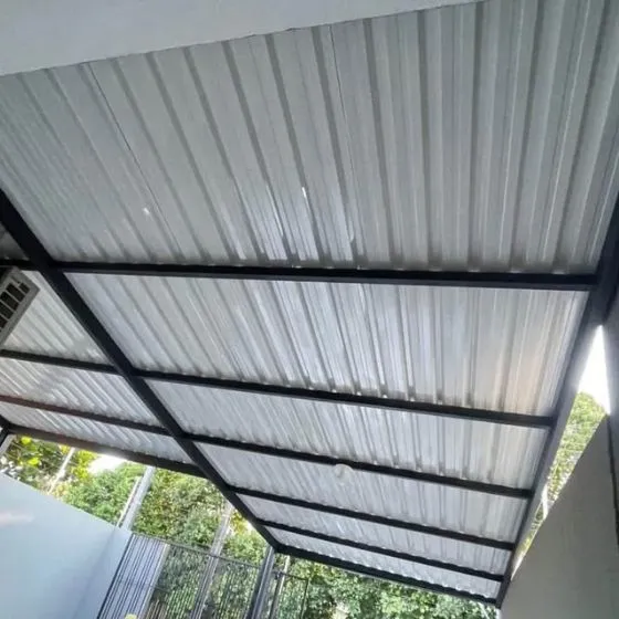 Cobertura de Telha Sanduíche em Mauá SP Cobertura de Telha Sanduíche em Mauá SP — Cobertura em pátio de comércio com mesas externas