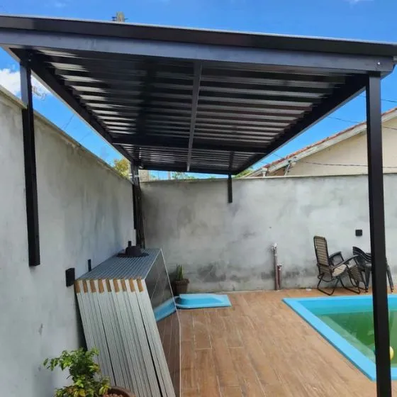 Cobertura de Telha Sanduíche em Mauá SP Cobertura de Telha Sanduíche em Mauá SP — Cobertura em passagem coberta entre ambientes