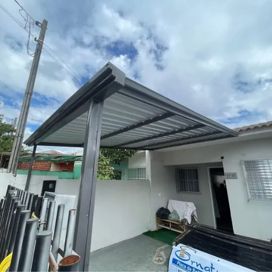 Cobertura de Telha Sanduíche em Mauá SP Cobertura de Telha Sanduíche em Mauá SP — Cobertura com calha lateral para escoamento