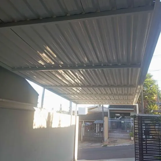 Cobertura de Telha Sanduíche em Mauá SP Cobertura de Telha Sanduíche em Mauá SP — Instalação em fachada comercial