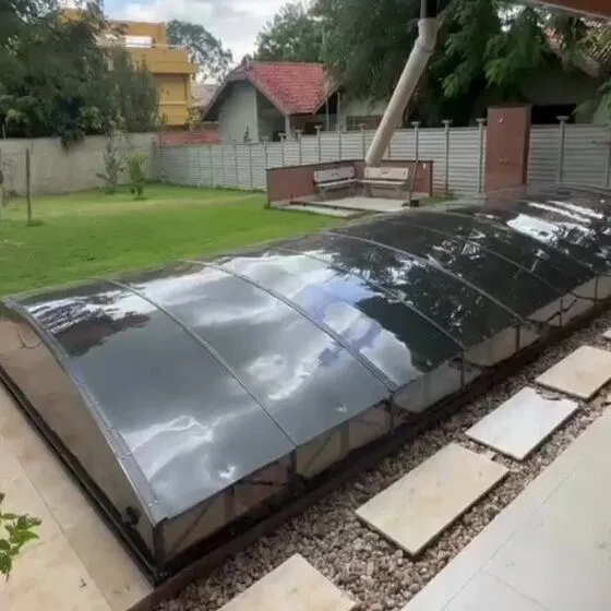 Cobertura Retrátil para Piscina em Mauá SP Cobertura Retrátil para Piscina em Mauá SP — Cobertura em pátio de comércio com mesas externas