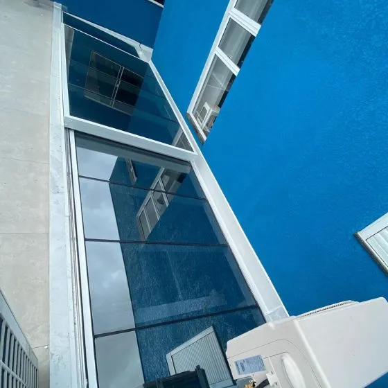 Cobertura Retrátil Policarbonato/Telha/Vidro em Mauá SP — Cobertura com calha lateral para escoamento