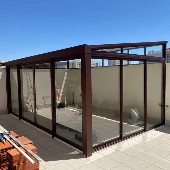 Coberturas de Vidro em Mauá SP — Cobertura em pátio de comércio com mesas externas