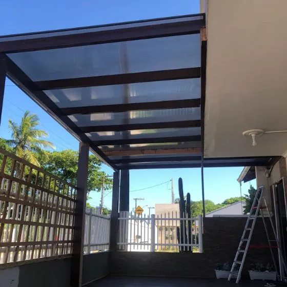Pergolado de Alumínio com Policarbonato em Mauá SP Pergolado de Alumínio com Policarbonato em Mauá SP — Cobertura em pátio de comércio com mesas externas