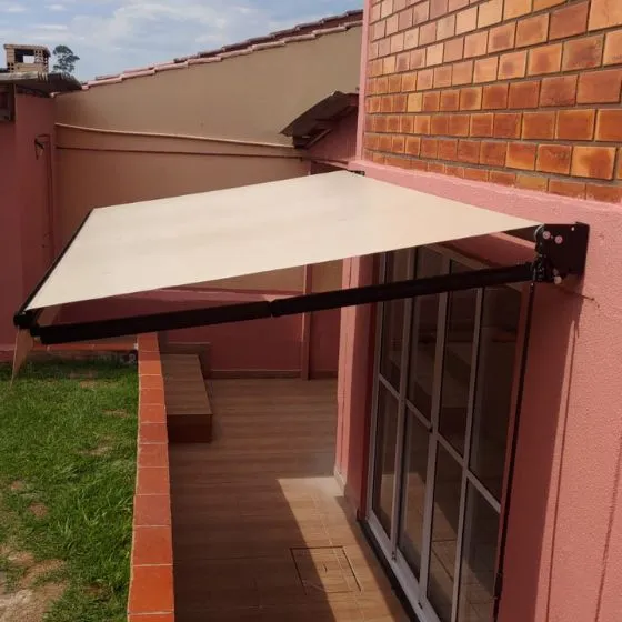 Toldo Articulado em Mauá SP — Cobertura em pátio de comércio com mesas externas