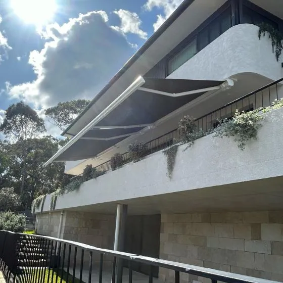 Toldo Articulado em Mauá SP — Cobertura com calha lateral para escoamento