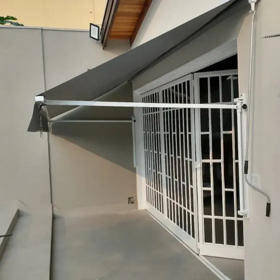 Toldo Cortina com Braços Laterais em Mauá SP — Cobertura com estrutura metálica reforçada