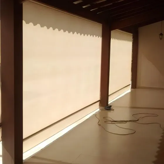 Toldo Cortina de Tela Screen em Mauá SP Toldo Cortina de Tela Screen em Mauá SP — Instalação em área gourmet com churrasqueira