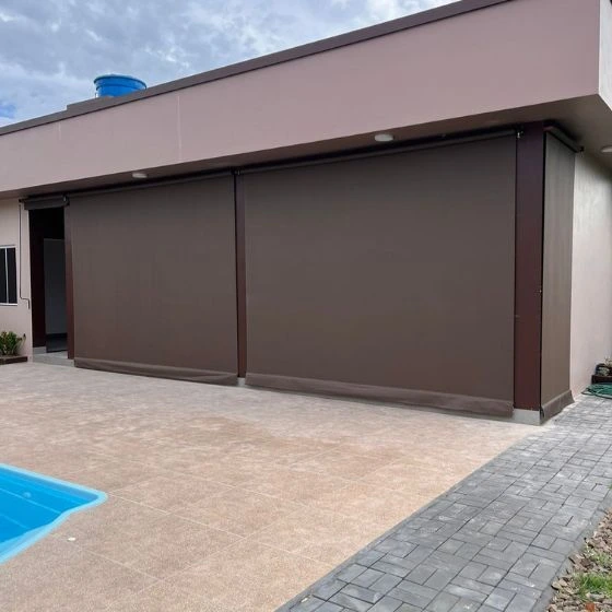 Toldo Cortina de Tela Screen em Mauá SP Toldo Cortina de Tela Screen em Mauá SP — Cobertura em pátio de comércio com mesas externas