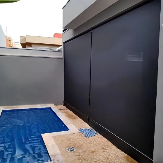 Toldo Cortina de Tela Screen em Mauá SP Toldo Cortina de Tela Screen em Mauá SP — Instalação em fachada comercial
