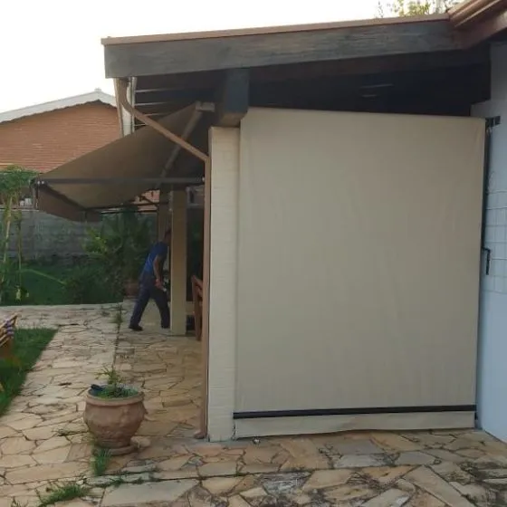 Toldo Cortina Fechamento Vertical em Mauá SP Toldo Cortina Fechamento Vertical em Mauá SP — Instalação em área gourmet com churrasqueira