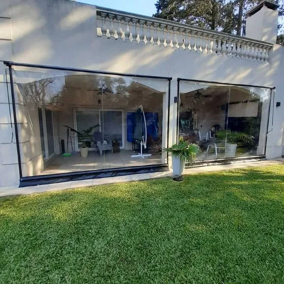 Toldo Cortina Fechamento Vertical em Mauá SP Toldo Cortina Fechamento Vertical em Mauá SP — Cobertura em quintal residencial coberto