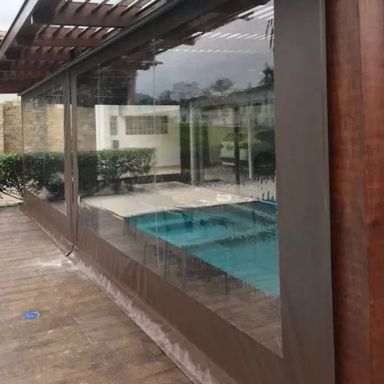 Toldo Cortina Fechamento Vertical em Mauá SP Toldo Cortina Fechamento Vertical em Mauá SP — Cobertura em pátio de comércio com mesas externas