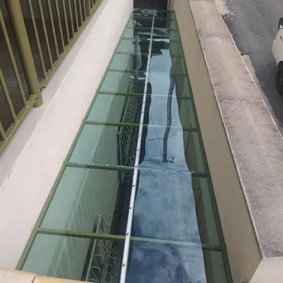 Toldo Fixo Policarbonato Compacto em Mauá SP — Cobertura com calha lateral para escoamento