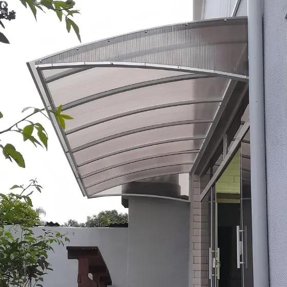 Toldo Policarbonato Alveolar em Mauá SP Toldo Policarbonato Alveolar em Mauá SP — Instalação em área gourmet com churrasqueira