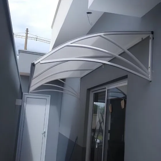 Toldo Policarbonato Alveolar em Mauá SP Toldo Policarbonato Alveolar em Mauá SP — Cobertura em pátio de comércio com mesas externas
