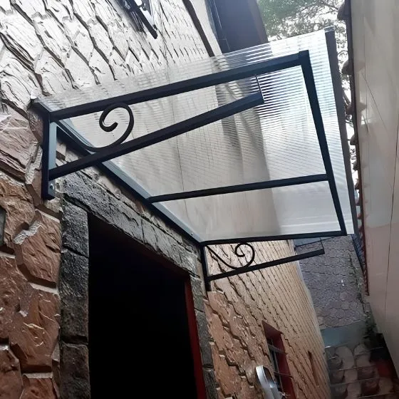 Toldo Policarbonato Alveolar em Mauá SP Toldo Policarbonato Alveolar em Mauá SP — Cobertura em passagem coberta entre ambientes