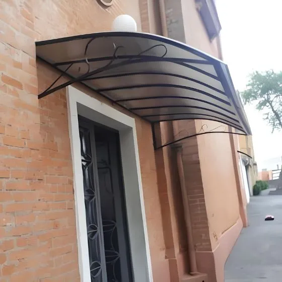 Toldo Policarbonato Alveolar em Mauá SP Toldo Policarbonato Alveolar em Mauá SP — Instalação em fachada comercial